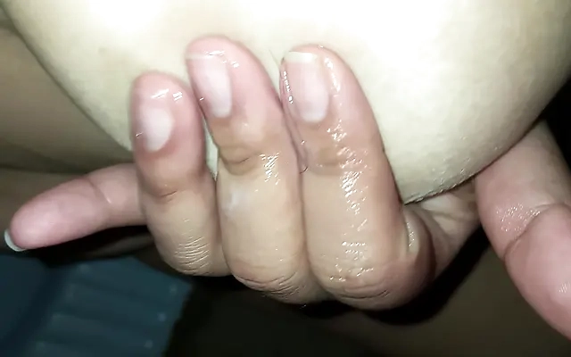 MI PADRASTRO SE ENTRA EN MI HABITACION SIN QUE YO ME DE CUENTA PERO ME CHUPA LA VAGINA BIEN RICO