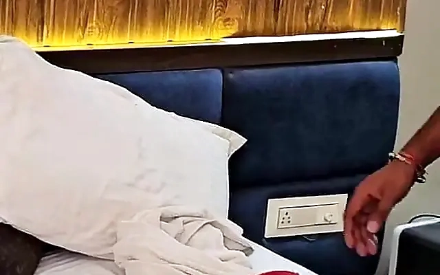 mi padrastro se siente muy mal y me disfrazo de enfermera para que se sienta bien y termino follando con el hasta hacerlo venir