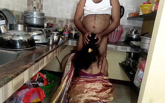 Mi chico me embiste en la cocina d&aacute;ndome una rica follada y dejando su leche dentro