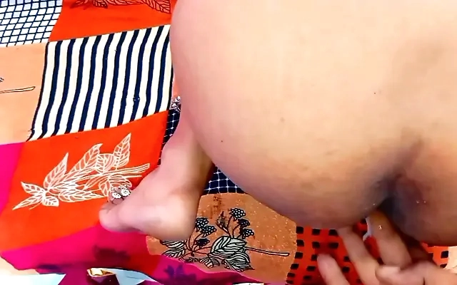 Mi Hermanastro me esp&iacute;a y viene a mi cama a darme una rica follada y me deja su semen caliente en mi co&ntilde;o sexo real ricos gemidos
