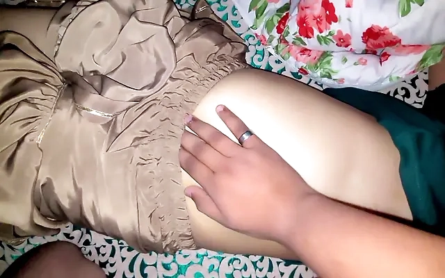Victoria Camargo encarando duas pirocas