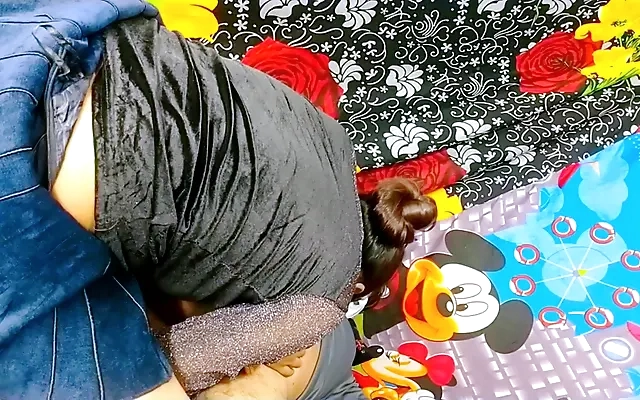 desi Indian sasur ne कड़क bahu ko apne bde lund ki mast savari krayi, uske muh me lund ghusane ke baad
