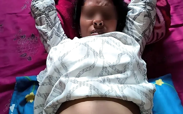 xxx desi video casero con mi hermanastra primera vez en su cama hacemos cosas debajo de las sabanas