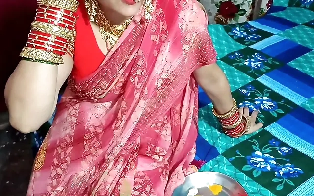 La esposa de mi mejor amigo me mete una verga de juguete hasta el fondo.