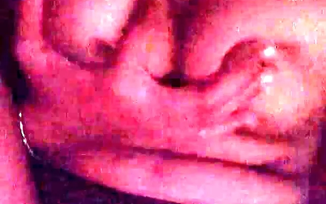 Mi peque&ntilde;a hermanastra me ayud&oacute; a correrme despu&eacute;s de atarme masturb&aacute;ndome Sexo duro de enorme senos