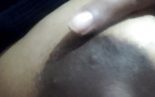 mi hermanastra me encuentra masturb&aacute;ndome y ella me ayuda sacar mi leche