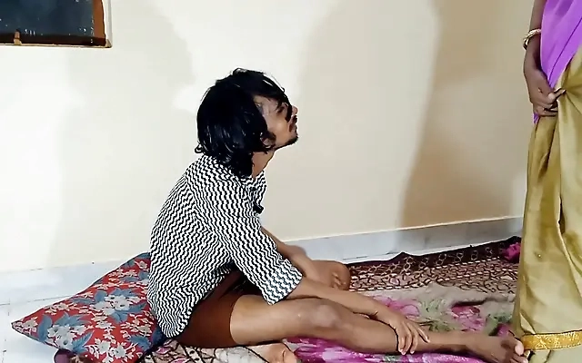 Madrasta &eacute; flagrada pelo enteado trocando de roupa , ele fode sua grande buceta e grande bunda e leva gozada