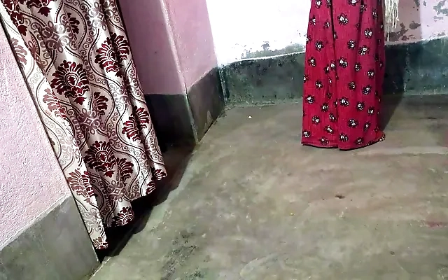 Mi madrastra entra al ba&ntilde;o mientras me estoy ba&ntilde;ando y se solprende por mi polla muy grande termina chupandomela y sacandome la leche