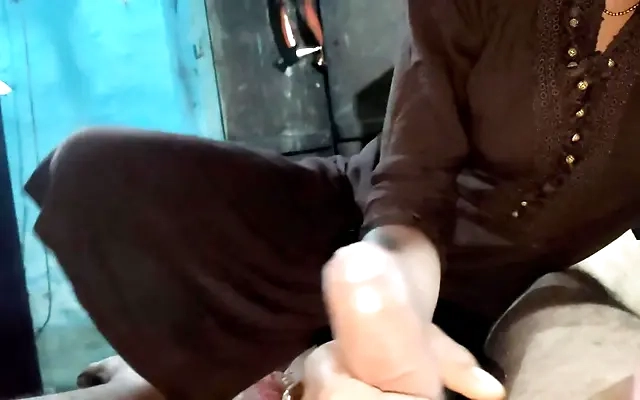 follo con la puta de mi hermanastra y me corro dentro de su apretado co&ntilde;o