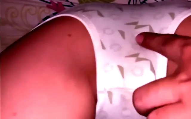 Mi hermanastra me insiste en cog&eacute;rmela y me llena mi polla de su cum