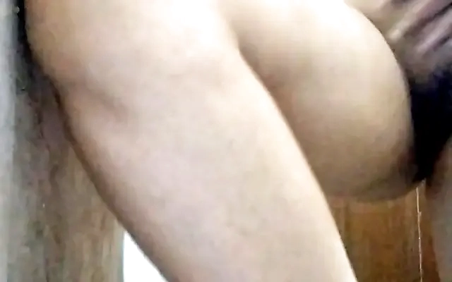 Le chupo el co&ntilde;o a esta puta caliente milf pelirroja en la cocina