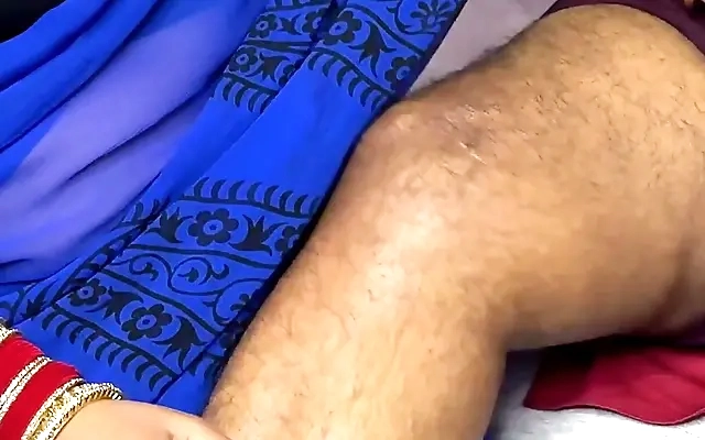 linda gr&aacute;vida raspada gozando e gemendo gostoso no pau grosso