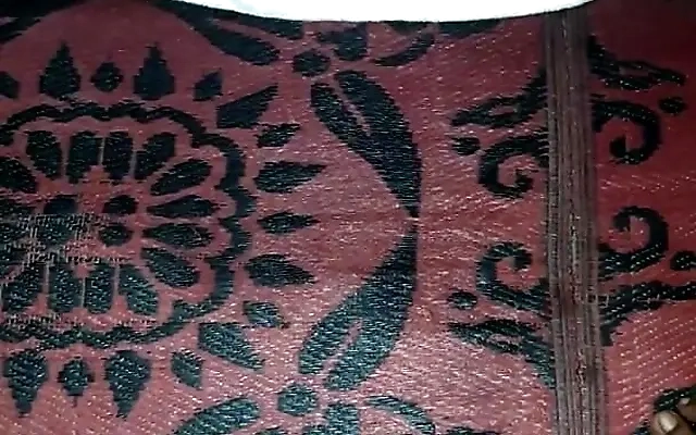 la se&ntilde;ora de aseo esta haciendo oficio le muestro mi nuevo traje y ella se exita y quiere follarme