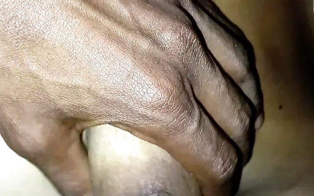 GRABO COMO MI HERMOSA HERMANASTRA COLOMBIANA ME TOCA EL PENE MIENTRAS VEMOS TELEVISION ella terina en cuatro con mi semen en su culo