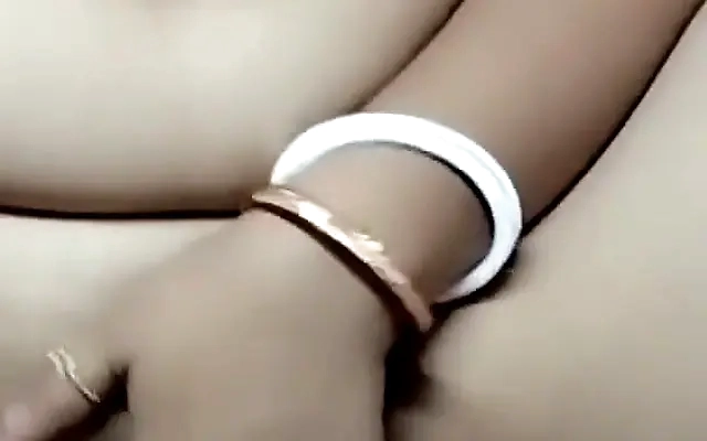 mi hermanastra tiene ganas de tener sexo en el sof&aacute; y yo la complazco y se lo meto bien duro