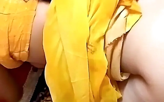 Desi Sexy Malkin wants a hot massage from chottu Kamwala