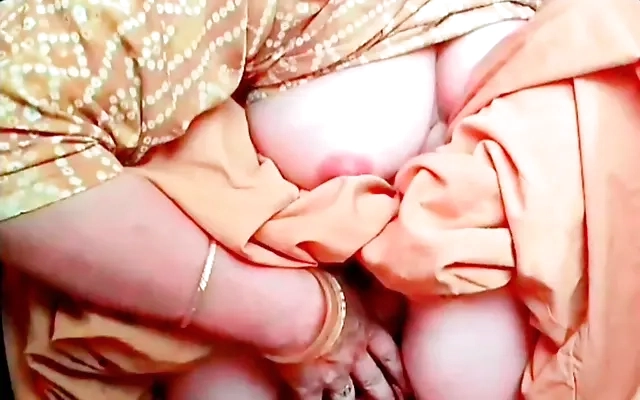 मौसी ने बोली घोड़ी बनकर ज्यादा मजा आ रहा है